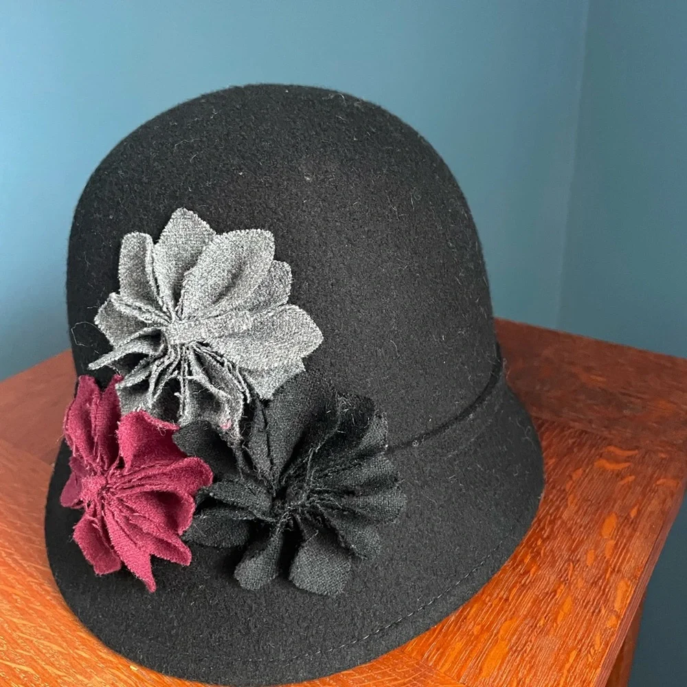 Scalia Pronto Wool Felt Cloche Hat Fabric Flower Decoration Black Burgundy EUC
